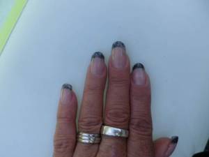 Draufsicht Acylnägel mit Glitzer und Stamping in Anfänger Nageldesign