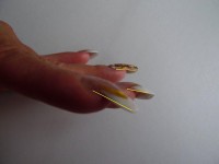Seitenansicht Biene Hand Gelnägel mit weißem French in Anfänger Nageldesign