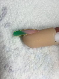 Seitenansicht Chaia Gelmodellage mit selbst gemischtem Glasgel in Anfänger Nageldesign