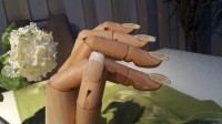 Seitenansicht Manu Acryl Acryl Modelage an Holzhand in Anfänger Nageldesign