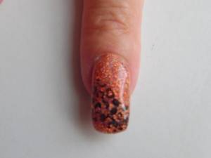 Einer meiner Nägel mit braunem Glittergel und Leopardenmuster gestempelt
(Hier  Meine Naturnägel mit Gel verstärkt in Anfänger Nageldesign