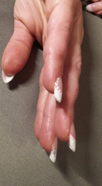 Seitenansicht Tipverlängerung, mit weißem French und Glitzer in Anfänger Nageldesign