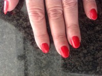 Draufsicht linke Hand Eigene Nägel mit Jolifin pure red in Anfänger Nageldesign