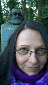 Die Karl-Marx-Städterin vor dem Grab-Monument auf dem Highgate Cemetery Was hat euch heute glücklich gemacht? in Small Talk
