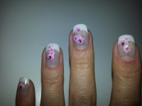 2. Versuch
French Weiß mit Glitzer und Blumensticker Gelmodellage 2  und 3  Versuch French - Bitte Kritik! in Anfänger Nageldesign