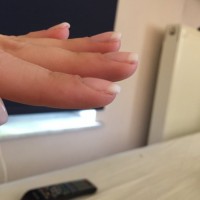 Linke Hand Seitenansicht Gelnägel Schablonentechnik schlicht weiß French in Anfänger Nageldesign