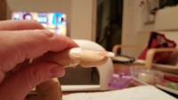 Finger von links Mein erster Versuch French-White an der Holzhand in Anfänger Nageldesign