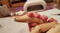 Finger von rechts Mein erster Versuch French-White an der Holzhand in Anfänger Nageldesign