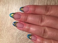 Von oben Nagelmodellage orientalisch mit Glutzersmileline in Anfänger Nageldesign