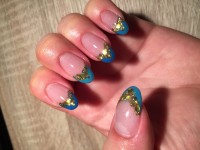 Von oben Nagelmodellage orientalisch mit Glutzersmileline in Anfänger Nageldesign