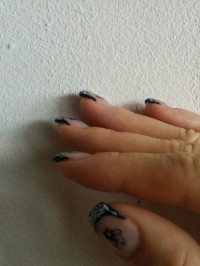 Seitenansicht
Rechte Hand Eckig mit schwartzem French in Anfänger Nageldesign