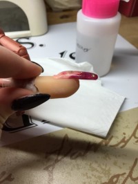 Seitenansicht Rotes French mit Glitzer und Sternen in Anfänger Nageldesign