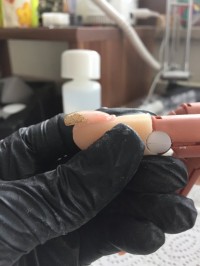 Seitenansicht Gel Glitzer French am nageltrainer in Anfänger Nageldesign