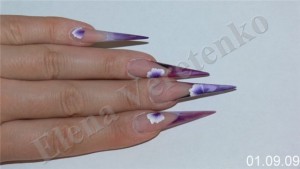 3. Mit Acrylfarben (weiss und violett) werden mit wellenartigen Bewegungen die  Anleitung Stiletto Fingernägel mit Naildesign in Nageldesign