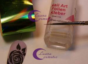 Weiter verwenden wir den Folien Kleber und Tansferfolie, sowie einen dünnen  Anleitungen von Luana Cosmetic in Nageldesign