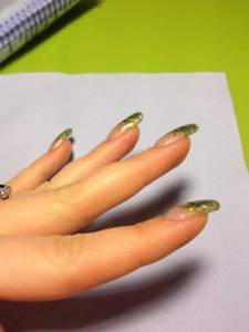 von der Seite Noch mal grünes Glitzerdesign mit Stamping in Anfänger Nageldesign