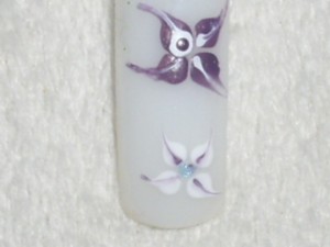  Wie male ich eine Lilie? in Nageldesign