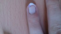 Draufsicht Ringfinger French Nails mit Glitzer in Anfänger Nageldesign