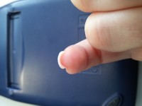Front kleiner Finger UV-Lack verläuft in Nagellack / UV