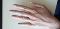 Hand Nagelform bei mittellangen Naturnägeln mit UV-Lack in Nagellack / UV