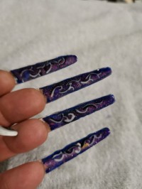 Nägel von unten Lackierte Fingernägel bei einem Mann in Nagellack / UV