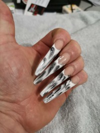 Acryl mit Mamorefekt Lackierte Fingernägel bei einem Mann in Nagellack / UV