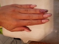 Draufsicht linke Hand Gelnägel light Pink mit Glitter in Anfänger Nageldesign