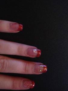 Rotes Glitzer french mit Fimo-Kitty von oben Rotes Acrylglitzer French mit Hello Kitty Fimo in Anfänger Nageldesign