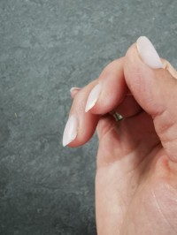 Schablonenverlängerung Zeigefinger eingerissen, Mittelfinger blättert ab Modellage splittert vorne ab in Anfänger Nageldesign