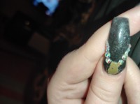 Acryl Nägel mit schwarzer Kreide Versiegelung bricht auf in Acrylnägel