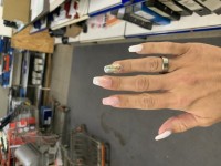 Rechte Hand von oben mit Acrylgel und Zeigefinger mit Gel Aufbau und Feilen in Gelnägel