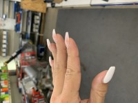 Linke Hand seitlich mit Acrylgel Aufbau und Feilen in Gelnägel