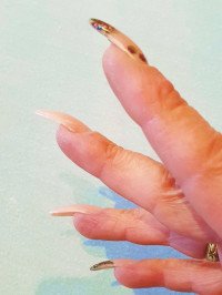 rechts seitlich NNV Spitzen dünn genug befeilt? in Anfänger Nageldesign