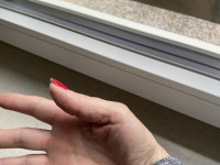 Der Daumen steht etwas nach oben ab und ist mit recht viel Material  Sind das professionell gearbeitete Nägel? in Gelnägel