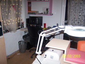 ausgangsbereich und verkleinerter arbeitstisch meines maennes(ist ja eigendlich  Hier mein kleines reich:-) in Nagelstudio