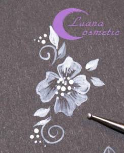 Schnörkel und Blätter dazumalen. Das innere der Blume mit Punkten mit einem  Anleitungen von Luana Cosmetic in Nageldesign