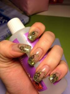 Von oben Noch mal grünes Glitzerdesign mit Stamping in Anfänger Nageldesign