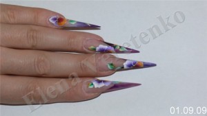 7. Die Konturen der Blumen werden mit hellgelben Farbe betont Anleitung Stiletto Fingernägel mit Naildesign in Nageldesign