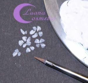 Mit einem 2er Pinsel und weißer Acrylfarbe unsere zukünftigen Blümchen nach  Anleitungen von Luana Cosmetic in Nageldesign