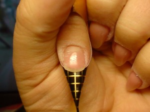 ...Gel von der Haut(mit Spatel o.Ä.) lösen und zurechtfeilen,Schablone  Anleitung Modellage bei Nagelbeissern in Bilder in Nägel kauen