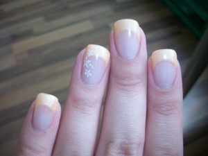 bild 1 Gelnägel apricot French - Schablonenverlängerung in Anfänger Nageldesign