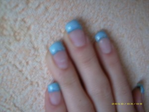 draufsicht-att Blaues French (asymmetrisch) mit Farbverlauf in Anfänger Nageldesign