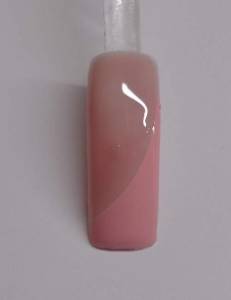 1. Mit einem rosa- altrosa Farbgel ein schräges French malen, aushärten Silberkette Anleitung / Naildesign mit silber UV-Gel in Nageldesign