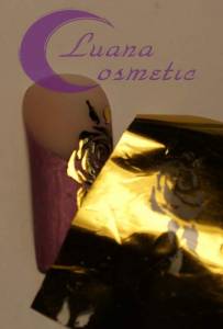 Die Transferfolie auf das Gel mit der matten Seite drauflegen und fest  Anleitungen von Luana Cosmetic in Nageldesign