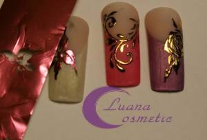 Die Folie mit der matten Seite auf das ausgehärtete Gel draufdrücken und  Anleitungen von Luana Cosmetic in Nageldesign