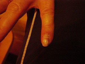 kleiner finger von meiner mamamamoriert weiß/rosa Mamorieren mit wassertechnik in Nageldesign