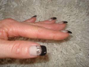 Aufbau links Vierte Modellage, Schwarz in Anfänger Nageldesign