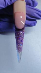 6. Multiglitter in lila über den Farbverlauf auftragen und zur Spitze  Lila Glitzer Stiletto Fingernägel Anleitung in Nageldesign
