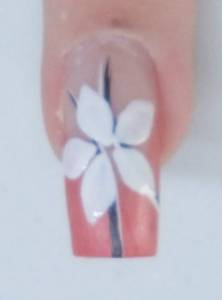6. Mit einem dünnviskosem weissem Frenchgel Blütenblätter mit Abstand  White Glitter Flowers - Anleitung / Step-By-Step in Nageldesign