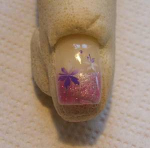 lila glittergel mit silbernen Karostempel und lila-weißen blättern Übungsnägel in Anfänger Nageldesign